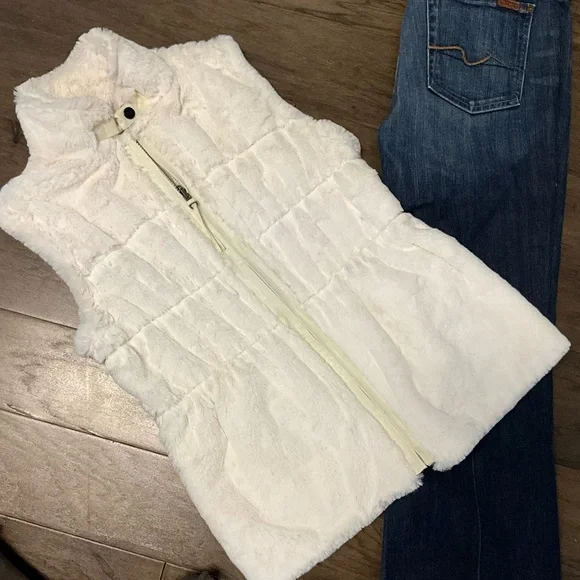 EUC Reversible Faux Fur Vest - Picture 3 of 6